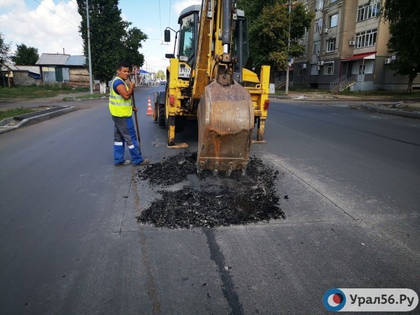 
В Оренбурге на улице Цвиллинга ломают новый асфальт. Зачем?		