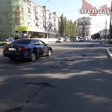 На оренбургской &laquo;Улице Победы&raquo; - ямы, провалы, колеи и трещины