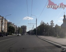 На оренбургской &laquo;Улице Победы&raquo; - ямы, провалы, колеи и трещины