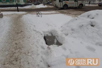 В центре Оренбурга яму на тротуаре прикрыли линолеумом