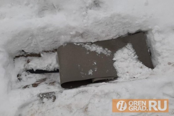 В центре Оренбурга яму на тротуаре прикрыли линолеумом