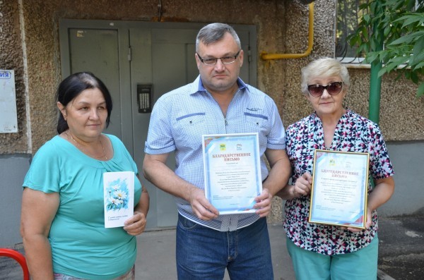 В 17-м избирательном округе с Днём семьи, любви и верности поздравили старших по домам