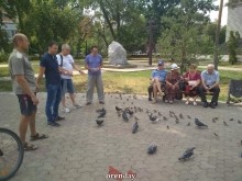 Оренбуржцы покормили голубей и поддержали хабаровчан