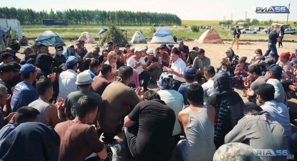 Под открытым небом: около двух тысяч мигрантов приехали в окрестности Бузулука