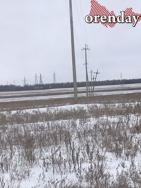 В Оренбурге на Загородном шоссе накренился столб