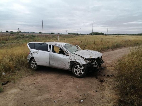 На трассе Оренбург-Илек Opel сбил дорожный знак и опрокинулся
