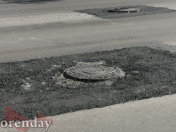 В Оренбурге водители уже устали лавировать между колодцами по ул. Цвиллинга