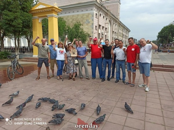 Оренбуржцы покормили голубей и поддержали хабаровчан