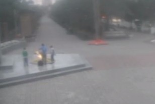 В Оренбурге на проспекте Победы подростки затушили Вечный огонь