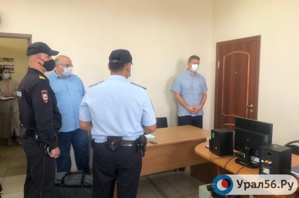 Приговор Евгению Арапову — 4 с половиной года в колонии строгого режима и штраф 15 млн рублей
Приговор Евгению Арапову — 4 с половиной года в колонии строгого режима и штраф 15 млн рублей