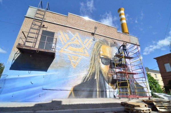 В память о Кирилле Толмацком на пер. Каширина, 14, рисуют граффити