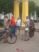 Оренбуржцы покормили голубей и поддержали хабаровчан