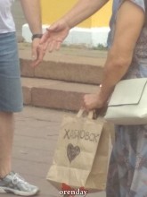 Оренбуржцы покормили голубей и поддержали хабаровчан