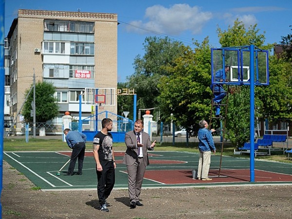 На стадионе &laquo;Нефтяник&raquo; в Оренбурге подрядчик установил некачественное покрытие