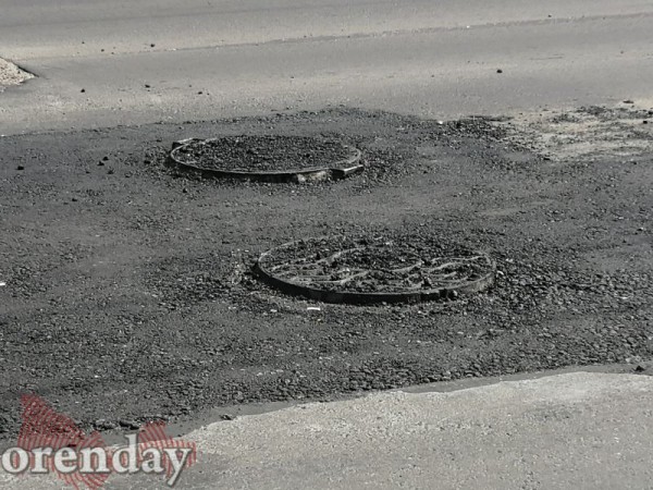 В Оренбурге водители уже устали лавировать между колодцами по ул. Цвиллинга