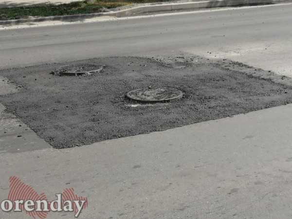 В Оренбурге водители уже устали лавировать между колодцами по ул. Цвиллинга