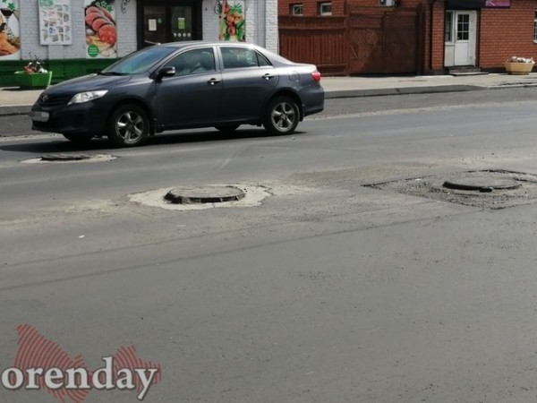 В Оренбурге водители уже устали лавировать между колодцами по ул. Цвиллинга