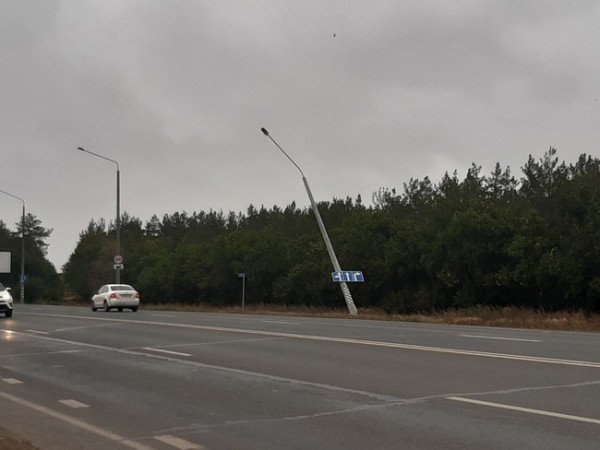 В Оренбурге на Загородном шоссе накренился столб