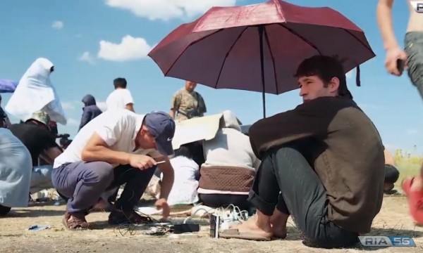 Под открытым небом: около двух тысяч мигрантов приехали в окрестности Бузулука