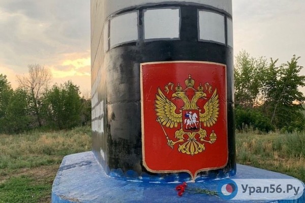 
Под Орском опору моста превратили в &laquo;памятник&raquo; затонувшей 20 лет назад подлодке &laquo;Курск&raquo;		