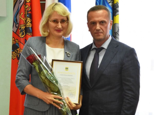 Владимир Ильиных наградил руководителей оренбургских школ и детсадов