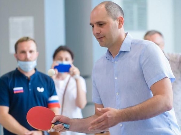 Денис Паслер сыграл с юными оренбуржцам в настольный теннис