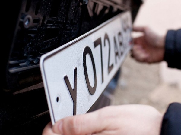 Новые стандарты для автомобильных номеров в России вступили в силу