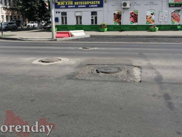 В Оренбурге водители уже устали лавировать между колодцами по ул. Цвиллинга