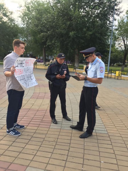 Оренбуржец вышел на одиночный пикет &laquo;Жывe Беларусь!&raquo;