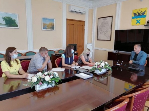 Глава Оренбурга Владимир Ильиных провел повторную встречу с инициативной группой жителей Промышленного района