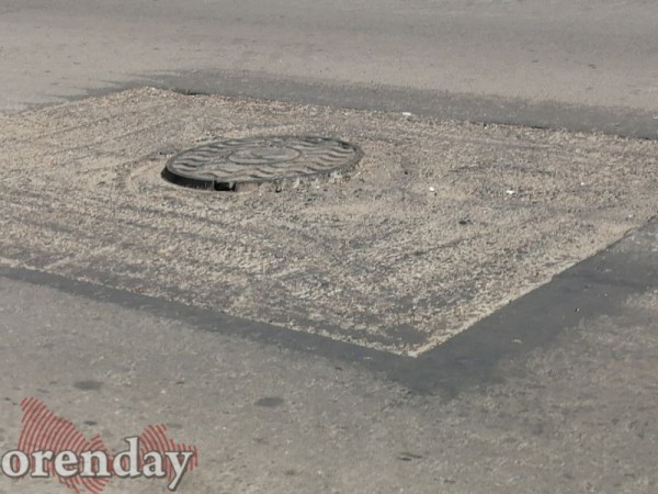 В Оренбурге водители уже устали лавировать между колодцами по ул. Цвиллинга