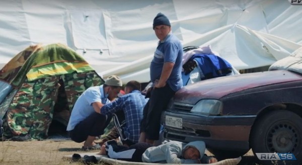 Под открытым небом: около двух тысяч мигрантов приехали в окрестности Бузулука