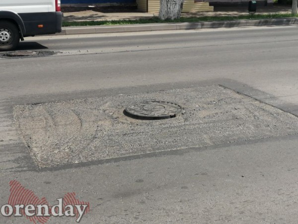 В Оренбурге водители уже устали лавировать между колодцами по ул. Цвиллинга