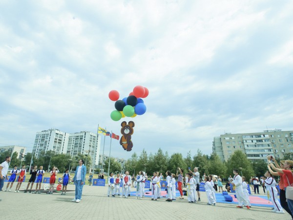Денис Паслер сыграл с юными оренбуржцам в настольный теннис