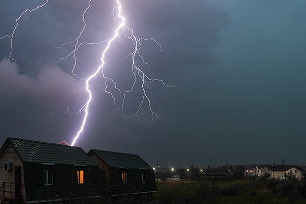 В Оренбурге из-за удара молнии сгорел дачный дом