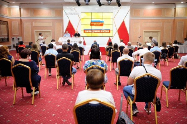 Зампредседателя фракции "СПРАВЕДЛИВАЯ РОССИЯ" Олег Шеин встретился с оренбуржцами