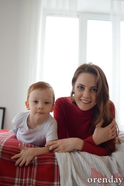 Оренбурженка неделю "живет" под окнами дома, ее не пускают к детям