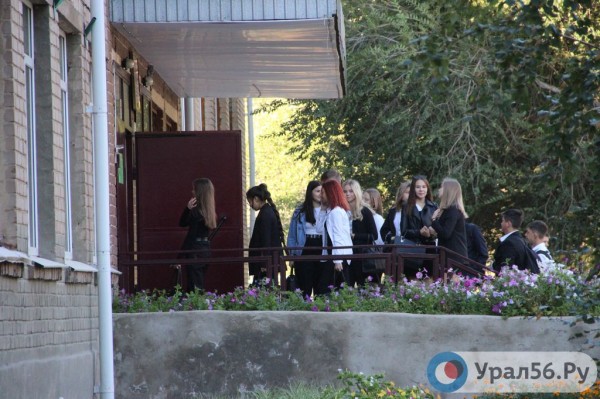 
По всей России ученики стоят в очередях перед школами из-за проверки температуры. Как с этим обстоят дела в Орске? 		