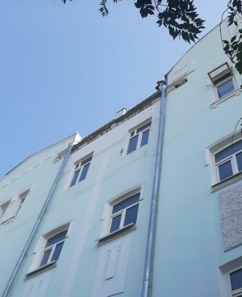 Со здания оренбургского театра им. М. Файзи на прохожих падают куски штукартурки