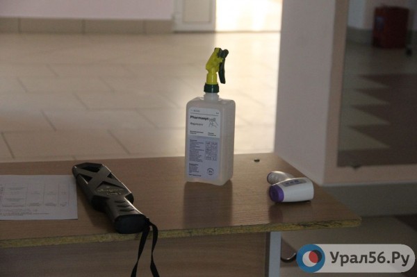 
По всей России ученики стоят в очередях перед школами из-за проверки температуры. Как с этим обстоят дела в Орске? 		