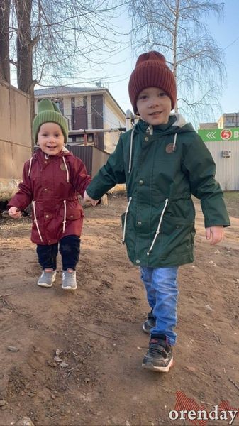 Оренбурженка неделю "живет" под окнами дома, ее не пускают к детям