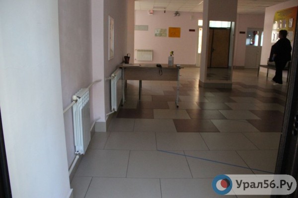 
По всей России ученики стоят в очередях перед школами из-за проверки температуры. Как с этим обстоят дела в Орске? 		