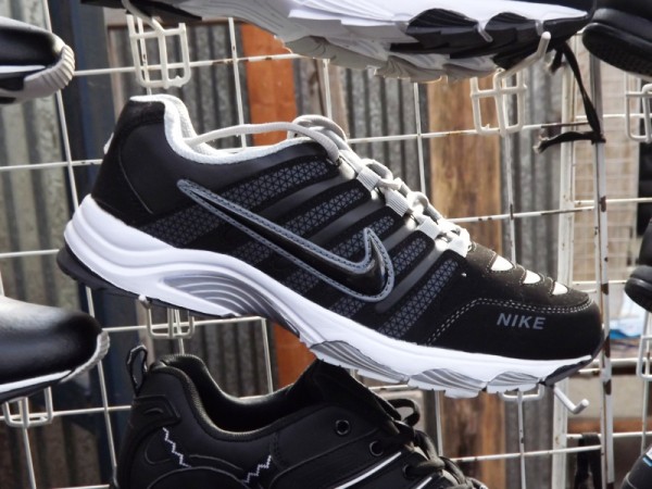 Коммерсантов с рынка &laquo;Локомотив&raquo; в Оренбурге подозревают в торговле контрафактом