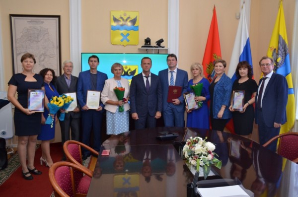 Глава города Владимир Ильиных вручил муниципальные награды лучшим работникам сферы культуры Оренбурга