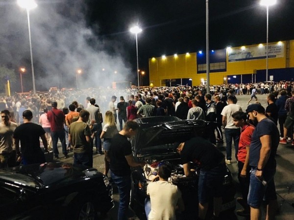 Оренбуржцы устроили дрифт на парковке возле гипермаркета