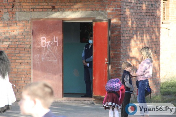 
По всей России ученики стоят в очередях перед школами из-за проверки температуры. Как с этим обстоят дела в Орске? 		