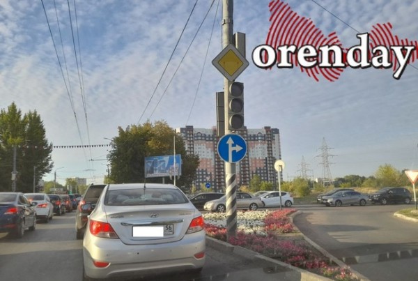 В час пик пробки на проспекте Победы в Оренбурге становятся все больше В час пик пробки на проспекте Победы в Оренбурге становятся все больше