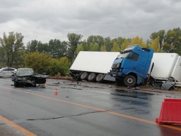 Под Оренбургом большегруз с прицепом столкнулся с легковушкой