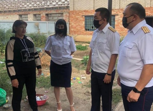 Новотроицкие следователи помогли многодетной семье подготовить детей к школе Новотроицкие следователи помогли многодетной семье подготовить детей к школе