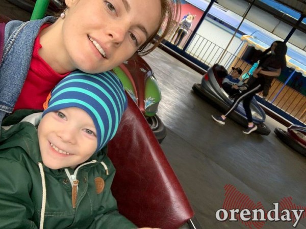 Оренбурженка неделю "живет" под окнами дома, ее не пускают к детям